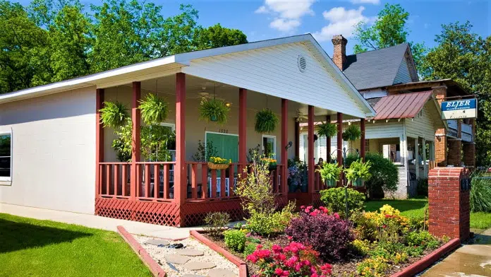 Exterior view of ALR Sober Life on 2nd Avenue North in Bessemer, Alabama.