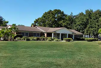 Exterior view of 7 Summit Pathways facility in Tampa, FL, specializing in addiction treatment and recovery services.