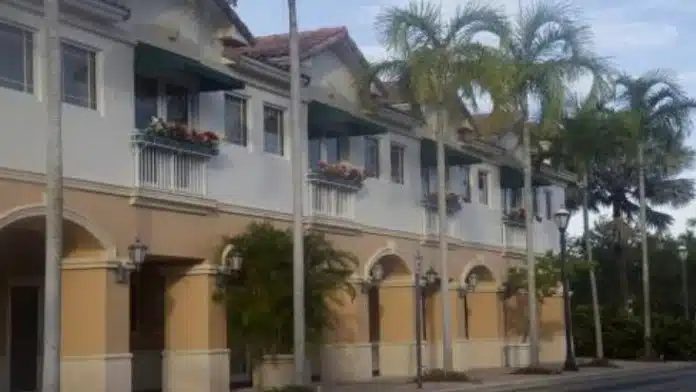 Exterior view of A Bridge to Growth facility in Weston, FL, focused on addiction recovery and wellness services.