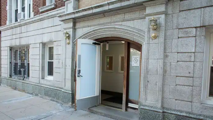 Exterior view of LSSI Addiction Treatment Center – Kenmore facility in Chicago, IL, specializing in addiction recovery services.