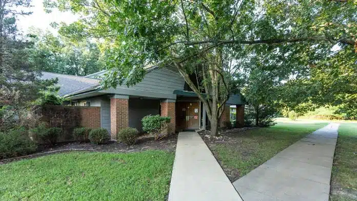 Exterior view of Trillium Place on New Leaf facility in Peoria, IL, specializing in addiction recovery services.