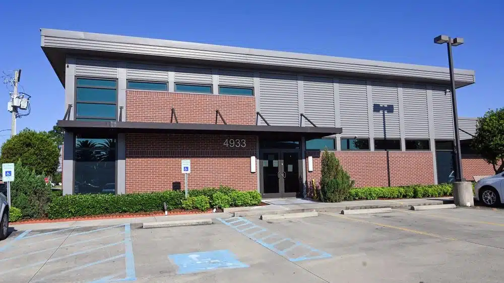 Exterior view of Avenues Recovery Center in Metairie, LA.