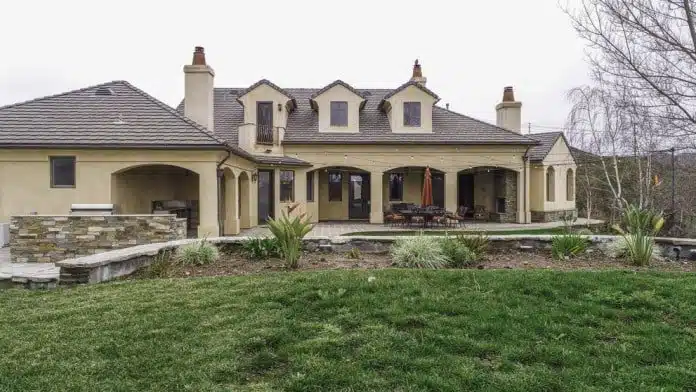 Exterior view of Center for Discovery - Thousand Oaks, an eating disorder treatment center.