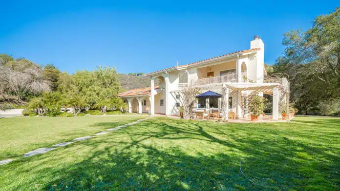 Cliffside Malibu Outpatient Services facility, showcasing a serene environment in Malibu, California, ideal for addiction recovery.