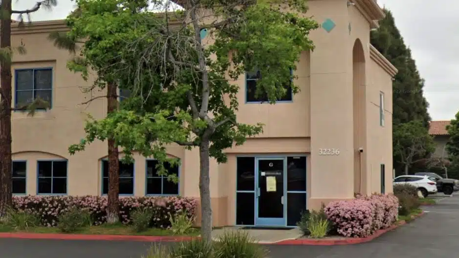 Exterior view of Covenant Hills Treatment Center, an addiction treatment center in San Juan Capistrano, CA.