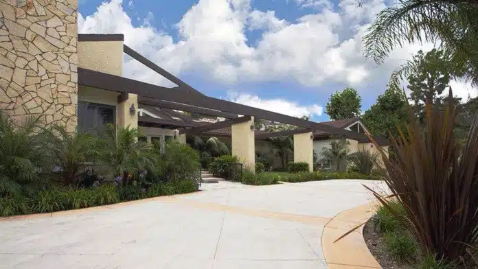 Exterior view of Domus Retreat Private Alcohol and Opioid Treatment Program in Anaheim, CA.
