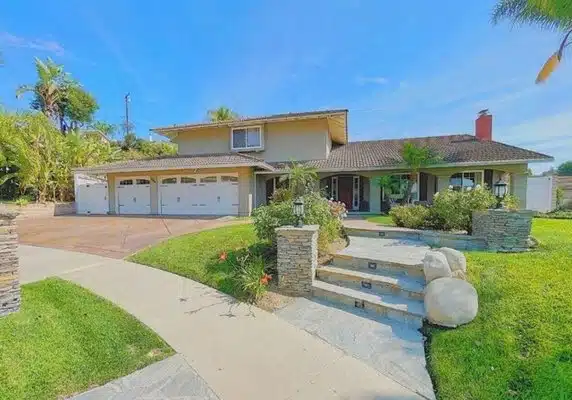 Exterior view of Heart House Recovery, an addiction treatment center in Thousand Oaks, California.