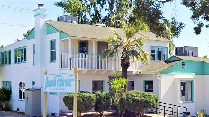 Exterior view of Jasons Retreat addiction treatment center in Bakersfield, CA.