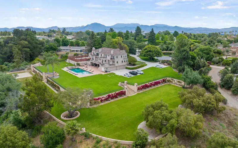 Exterior view of Paradiso Recovery addiction treatment center in Camarillo, CA.