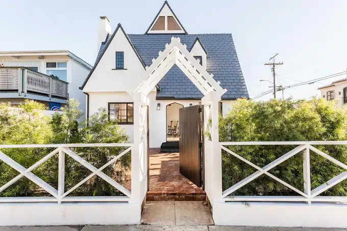 Exterior view of Silicon Beach Treatment Center, an addiction treatment facility in Los Angeles, California.