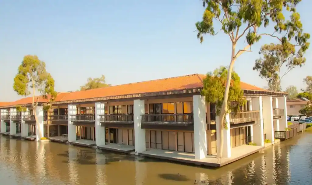 Silver Lining Recovery, an addiction treatment center in Huntington Beach, CA with a 4.8 rating and 17 Google reviews.