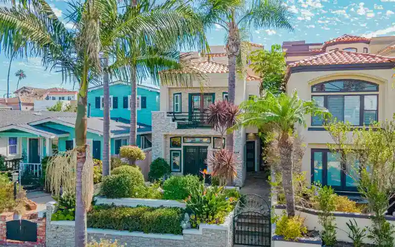 Surfside Recovery, an addiction treatment center in Huntington Beach, CA with a 4.6 rating and 33 Google reviews.