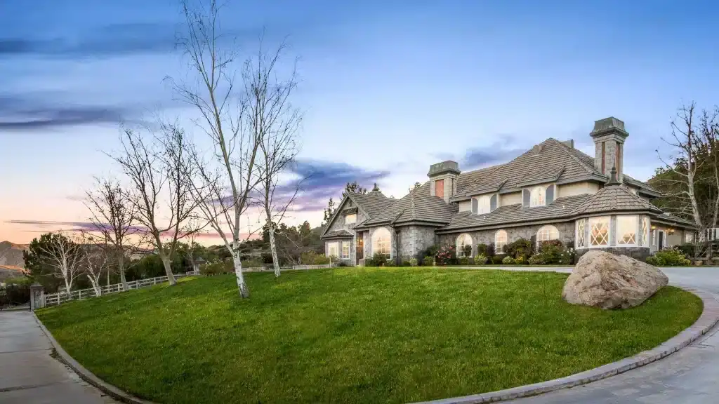 Exterior view of Valley Recovery Center of Agua Dulce in Agua Dulce, CA.
