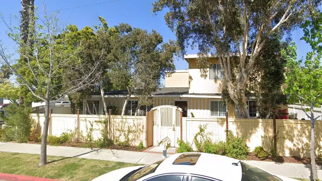 Exterior view of Yellowstone Recovery in Costa Mesa, CA.