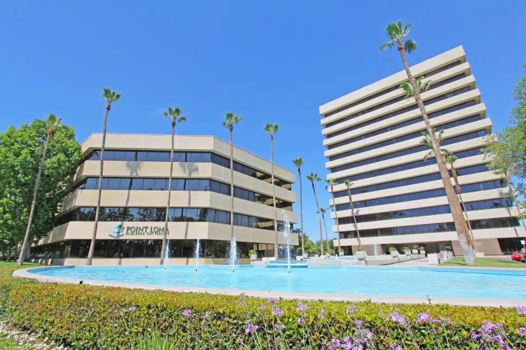 Exterior view of La Vida Nueva mental health clinic in Bakersfield, CA.
