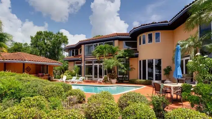 Main entrance of Tikvah Lake Recovery in Sebring, Florida, offering luxury residential addiction and mental health treatment services