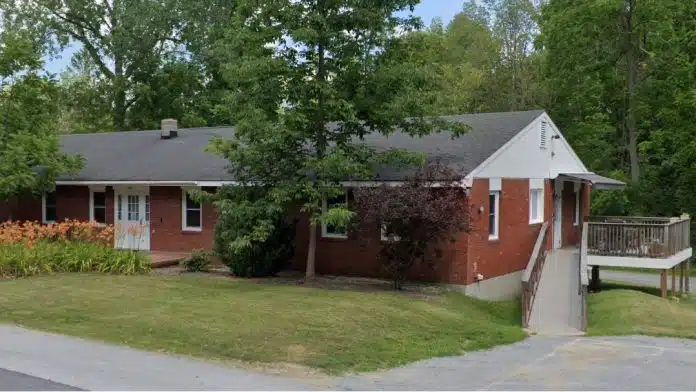 Front view of the Battelle House in Bennington, Vermont