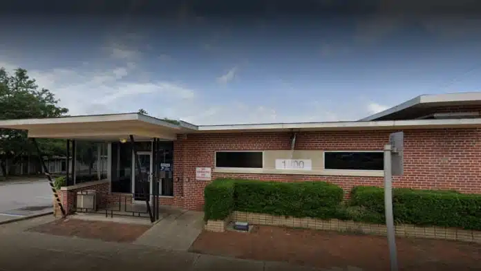 Main entrance of Lakeview Center’s Medication-Assisted Treatment (MAT) Clinic in Pensacola, Florida, offering outpatient care for opioid and substance use recovery.