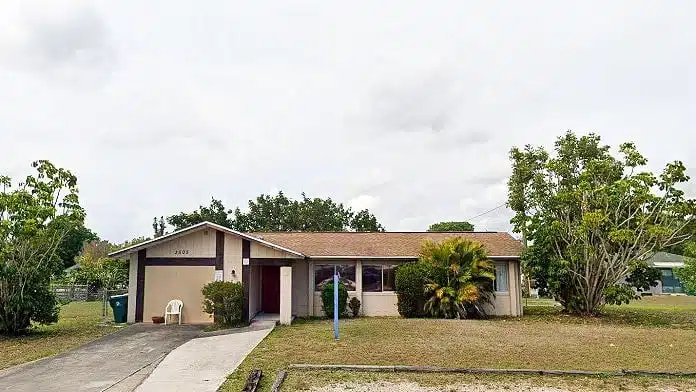 Lighthouse Counseling Services office building in Port Charlotte, Florida providing mental health counseling.