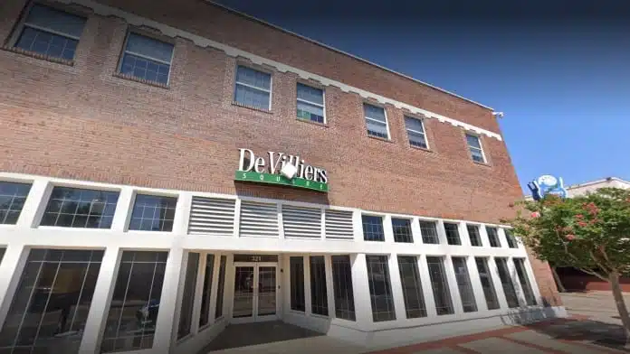 Main entrance of Reality Check Counseling Services in Pensacola, Florida, providing outpatient addiction treatment and mental health counseling.