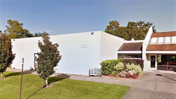 River Oaks Hospital at 1525 River Oaks Road West, Harahan, LA 70123, offering comprehensive psychiatric and addiction treatment services.