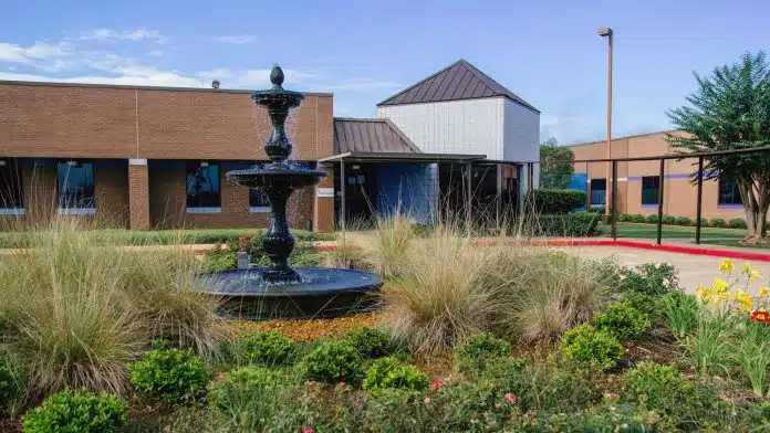 Front view of Longleaf Hospital in Alexandria, Louisiana