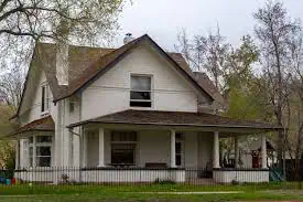 Exterior view of The Jacob Center in Fort Collins, Colorado, providing mental health and addiction treatment services.
