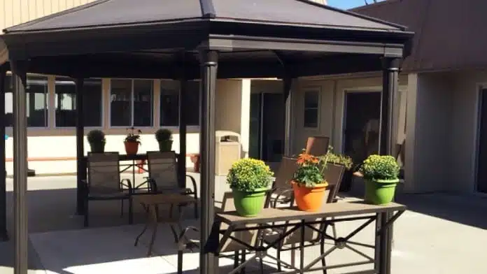 Main entrance of Crestwood Recovery Center in Vallejo, California