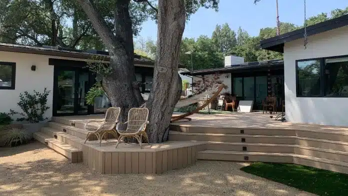 Front entrance of Discovery Mood & Anxiety Program in Vista, California, providing mental health and behavioral health services