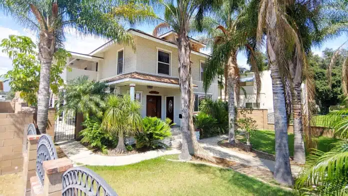 Main entrance of His House 9th Street Treatment Center in Upland, California