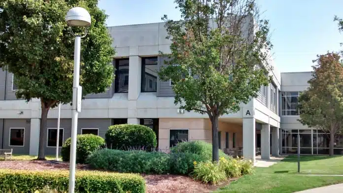 Main entrance of Kaiser Permanente Union City Medical Offices in Union City, California