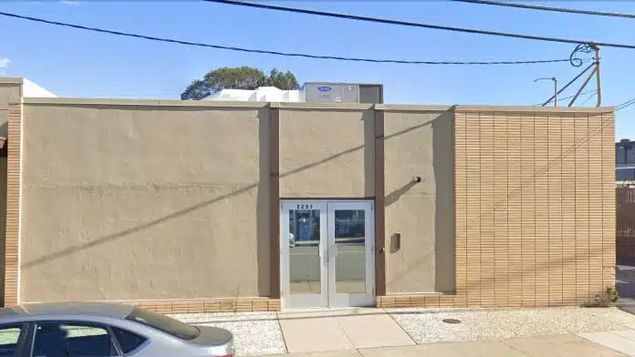 Front entrance of Horizon Services Palm Avenue Detox in San Mateo California providing professional addiction detox services