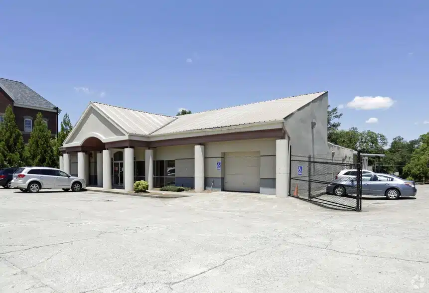 Exterior view of Mothers Making a Change in Marietta, Georgia, providing addiction treatment and support services for women and mothers