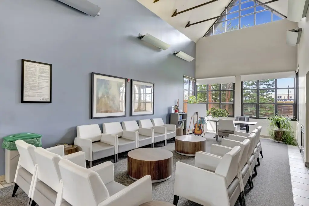 A calm and supportive therapy room with comfortable seating - what programs help with addiction recovery 39120