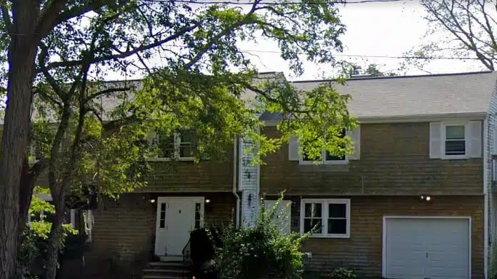 Entrance of Riverwood Mental Health Services in Portsmouth, Rhode Island providing professional mental health treatment