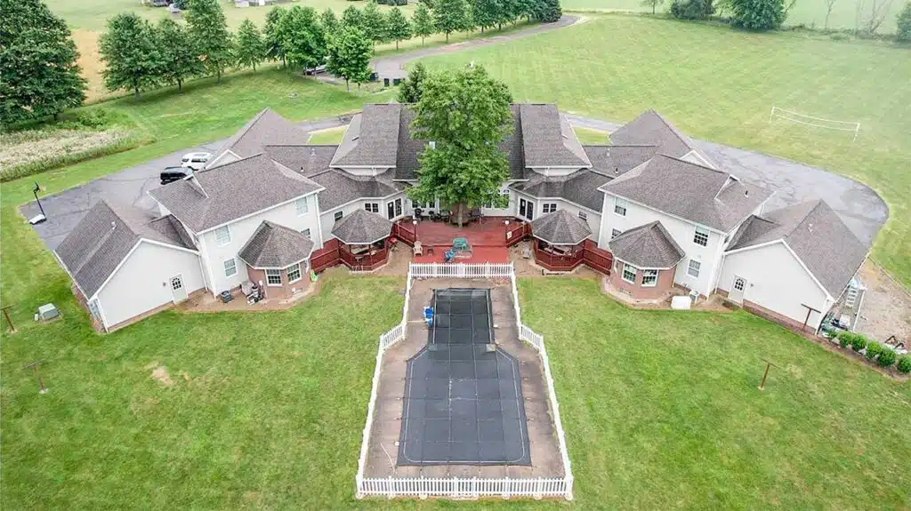 Illustration representing rehab centers for Vicodin addiction, offering therapy, counseling, and recovery programs.