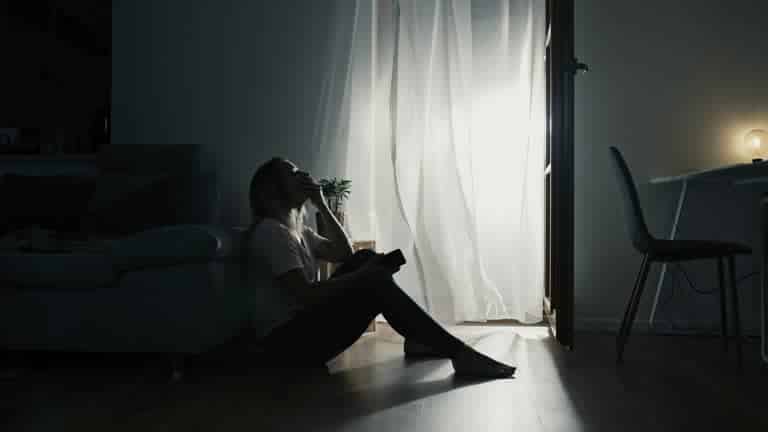 person looking stressed or isolated - drug and alcohol rehab centers person looking stressed or isolated - drug and alcohol rehab centers