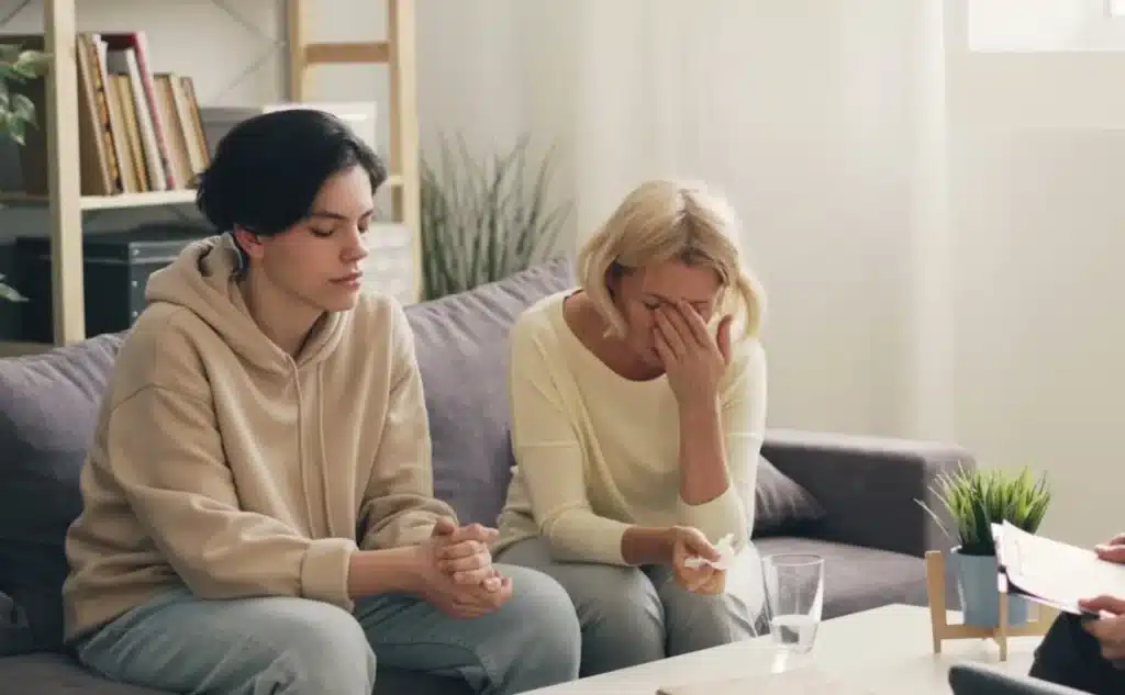 concerned family member talking to a loved one - drug and alcohol rehab in alabama